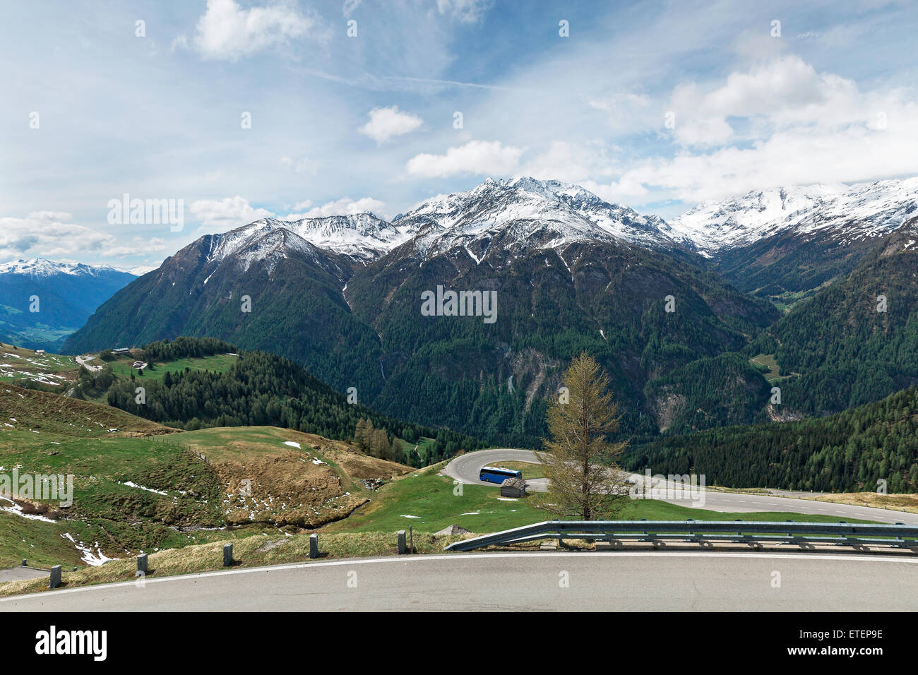 Bergwinter-Straße in den österreichischen Alpen Stockfoto