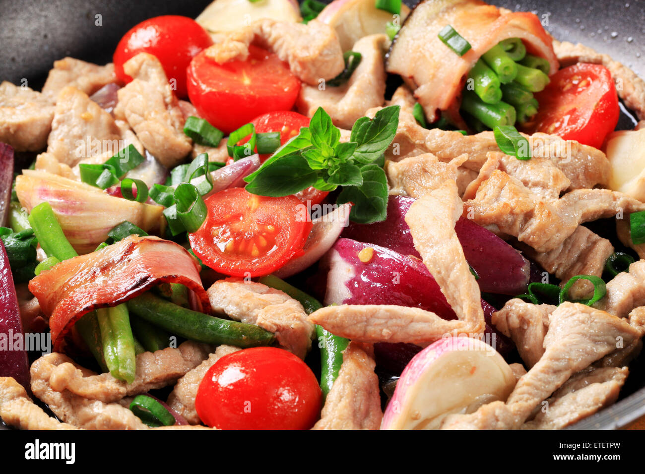 Huhn und Gemüse unter Rühren braten Stockfoto