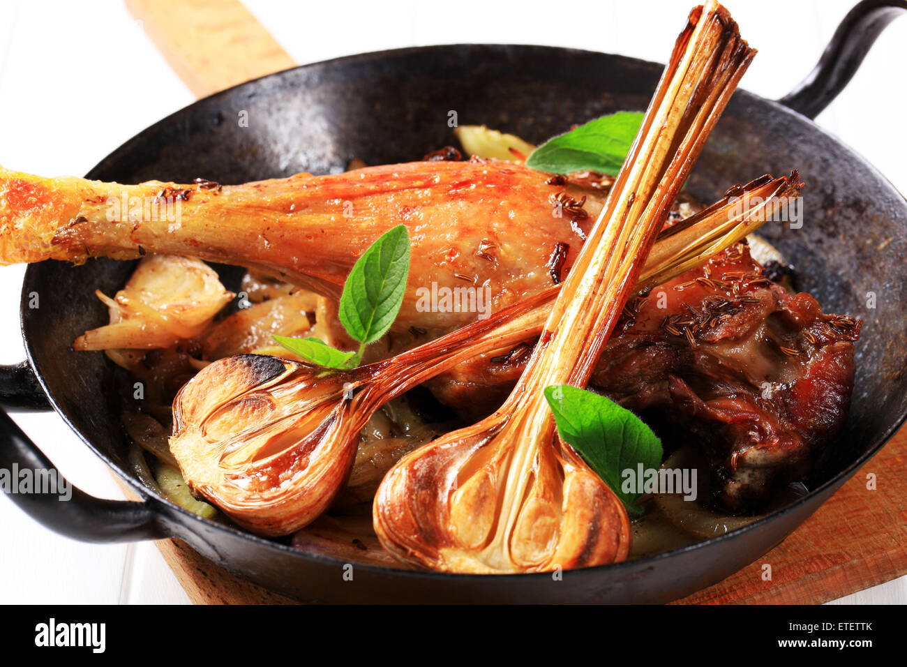 Gebratene Ente mit sautierten Zwiebeln Stockfoto