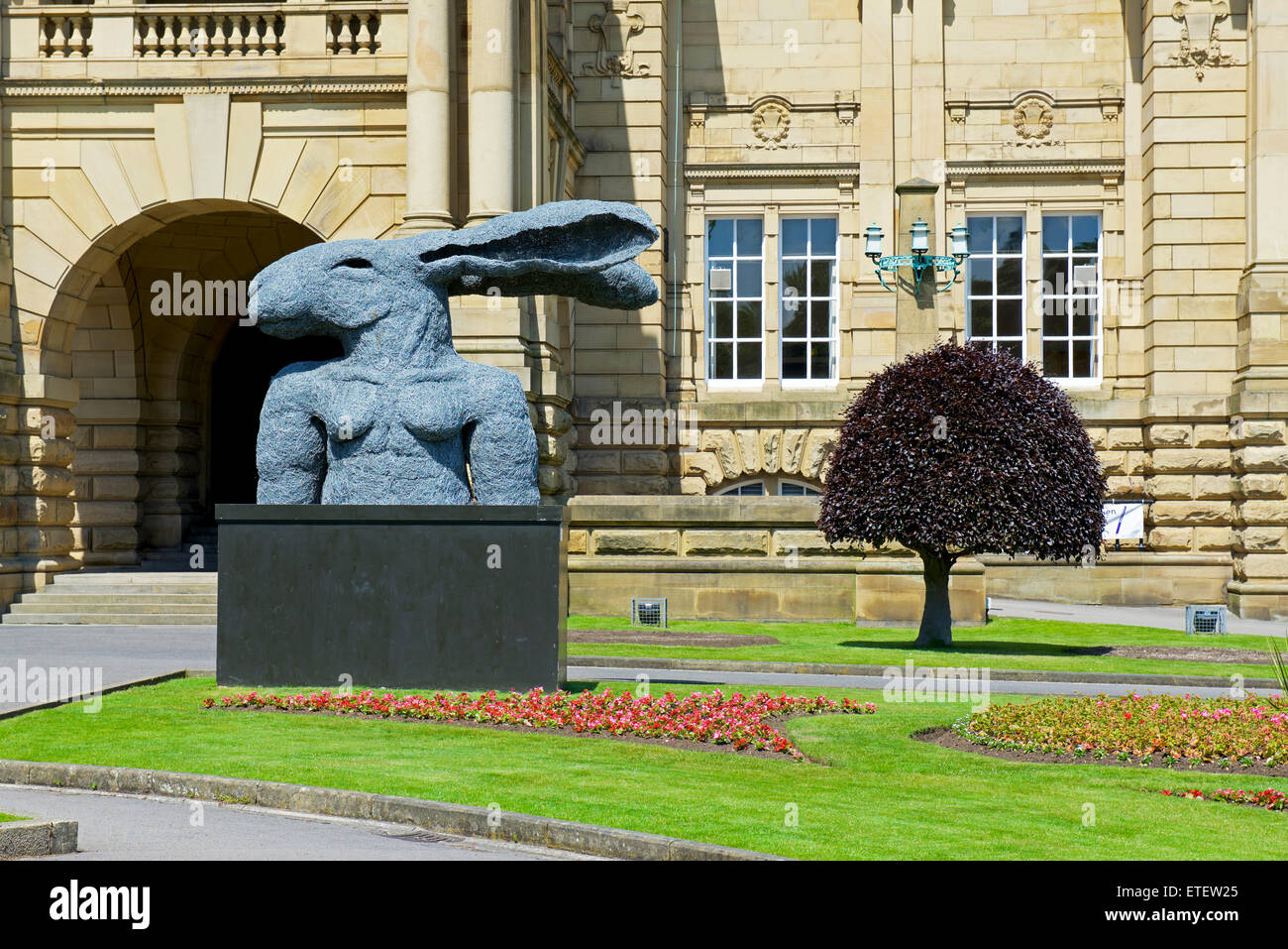 Cartwright Hall, Bradford, West Yorkshire, England UK, mit Hase-Skulptur von Sophie Ryder Stockfoto