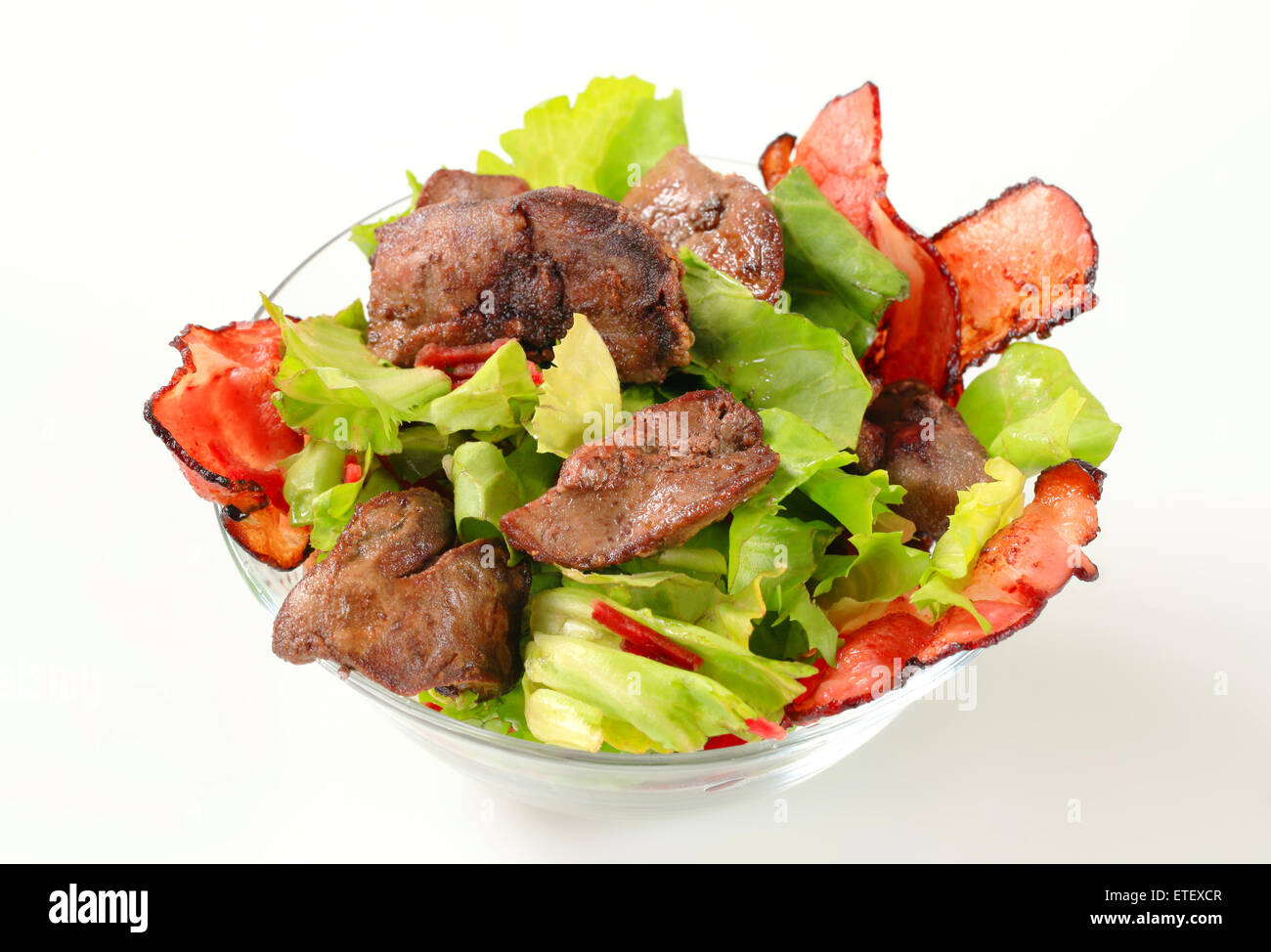 Hähnchen-Leber-Salat mit knusprigen Speckstreifen Stockfoto