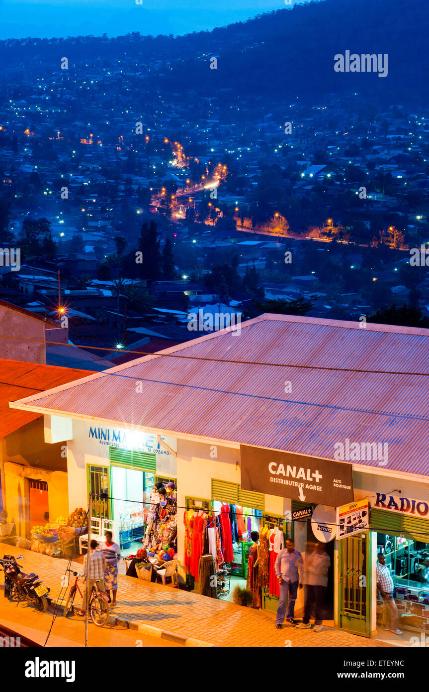 Luftaufnahme der Hauptstraße - KN 2 Avenue - in der Abenddämmerung mit Hang Vororte hinaus Nyamirambo, Kigali, Ruanda Stockfoto