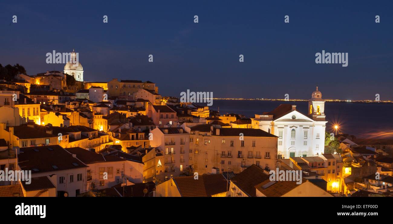 Eine Nachtaufnahme von Alfama in Lissabon Stockfoto