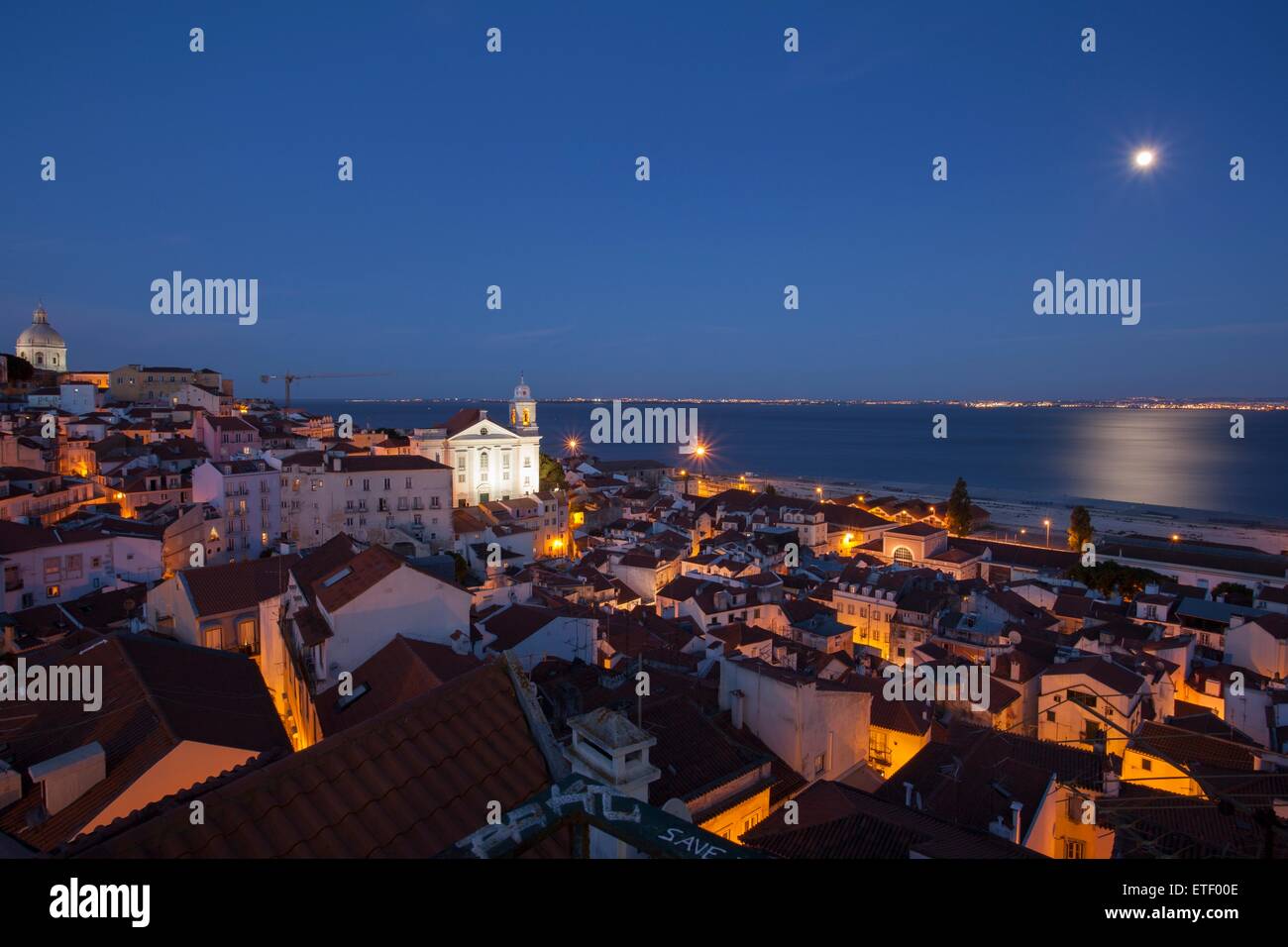 Eine Nachtaufnahme von Alfama von Mirodouro Santa Luiz in Lissabon Stockfoto