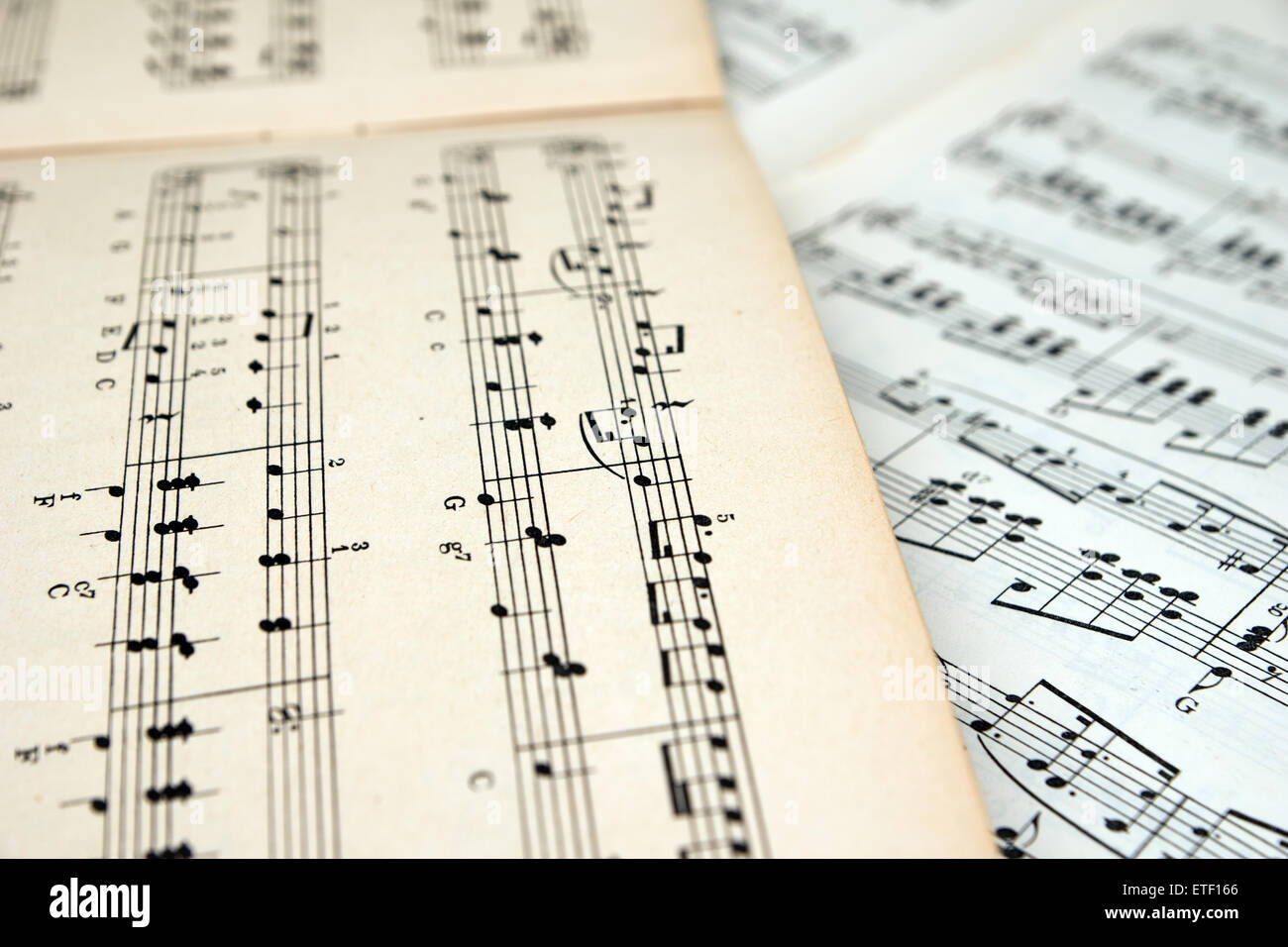 Alte Noten mit Noten Stockfoto