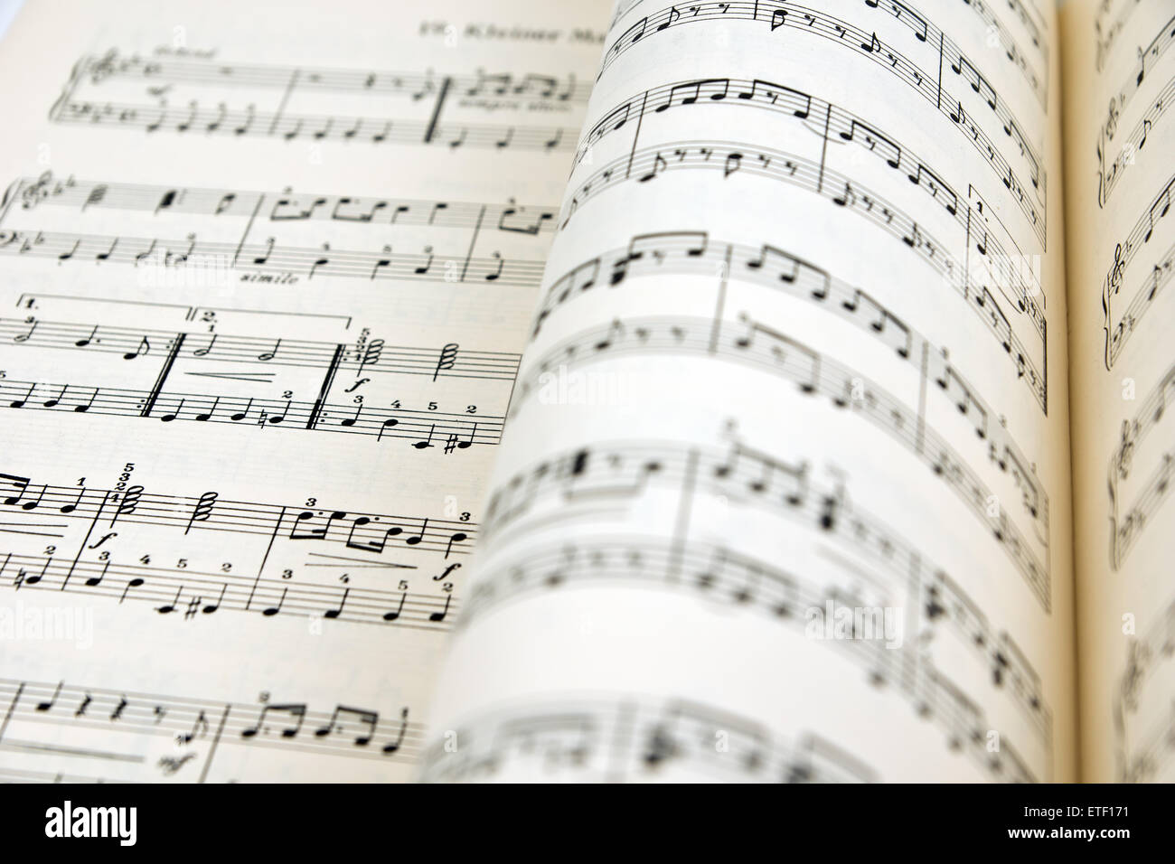 Alte Noten mit Noten Stockfoto