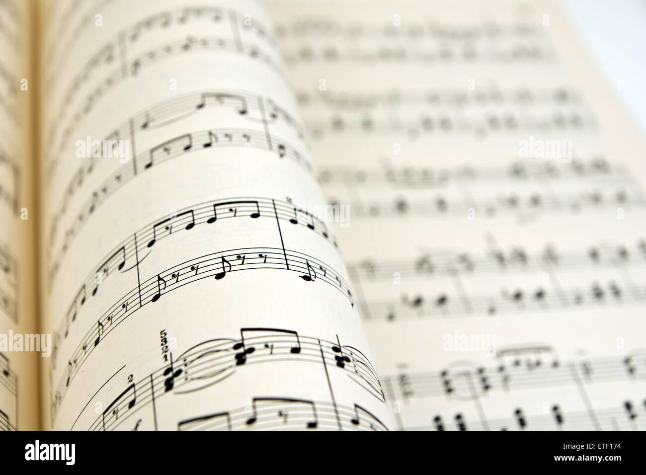 Alte Noten mit Noten Stockfoto