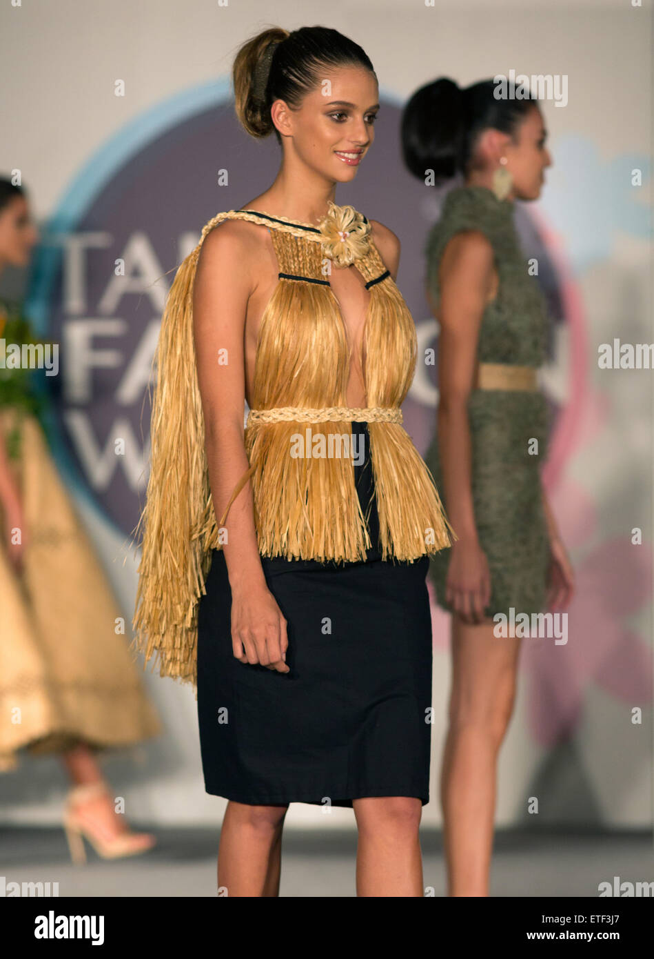 Tahiti. 12. Juni 2015. Ein Model auf dem Laufsteg auf Tahiti Fashion Week in Papeete, Tahiti auf Freitag, 12. Juni 2015 Credit: © KELLY FAJACK/Alamy Live News Stockfoto