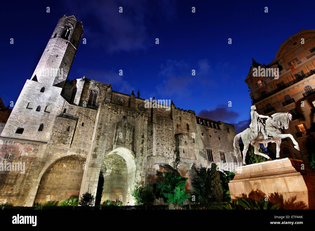 Reiterstatue von Ramon Berenguer III, römischen Mauern, die königliche Kapelle von Santa Agata und König Martin der humanistischen Turm. Barcelona Stockfoto