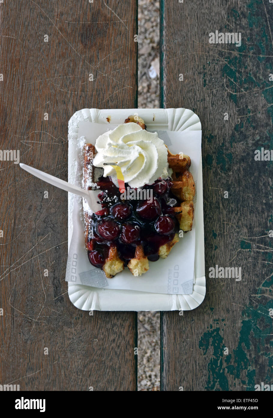 Eine Kirsche gewürzte belgische Waffel mit Sahne, fotografiert in Brügge, Belgien. Stockfoto