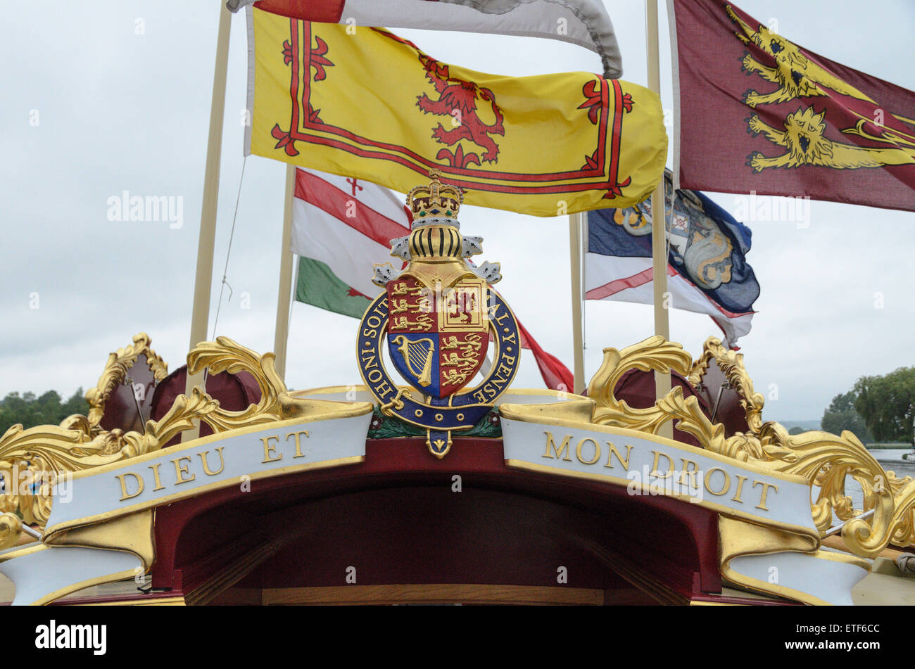 Cookham, Berkshire, UK. 13. Juni 2015. Detail von der Queen Reihe Lastkahn Gloriana festgemacht in Cookham erreichen Segelclub auf Themse in Cookham, Berkshire, England, UK am 13. Juni 2015. Gloriana nimmt Teil in einem zweitägigen Flottille von Hurley, Runnymede zum 800. Jahrestag der Versiegelung der Magna Carta. Bildnachweis: Michael Winter/Alamy Live-Nachrichten Stockfoto