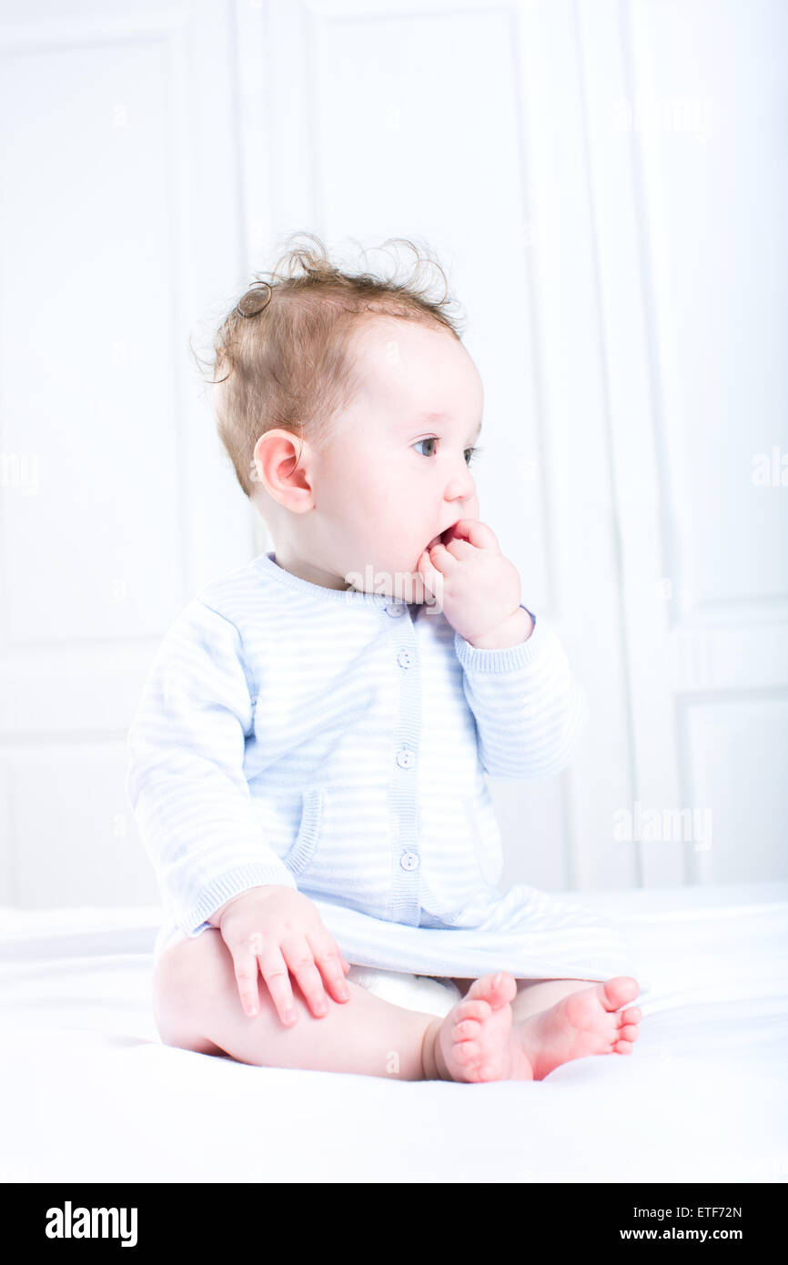 Entzückende Babymädchen in einem wunderschönen lila Kleid Stockfoto