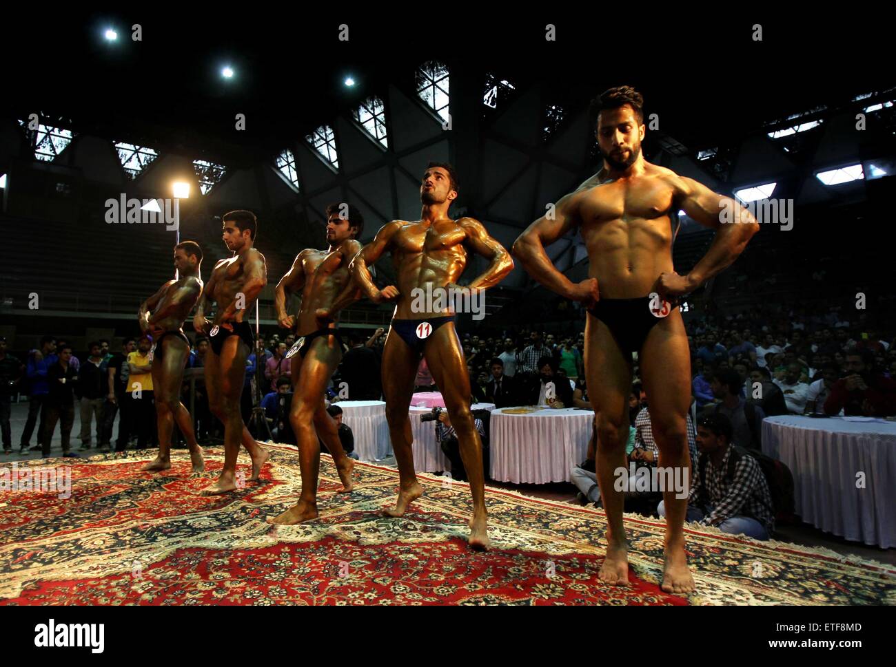 Srinagar, Kaschmir. 13. Juni 2015. Kashmiri Bodybuilder nehmen Sie Teil an einem Wettbewerb für Mr Kashmir 2015 Meisterschaft in Srinagar, der Sommerhauptstadt von Indien kontrollierten Kaschmir, 13. Juni 2015. Bildnachweis: Javed Dar/Xinhua/Alamy Live-Nachrichten Stockfoto