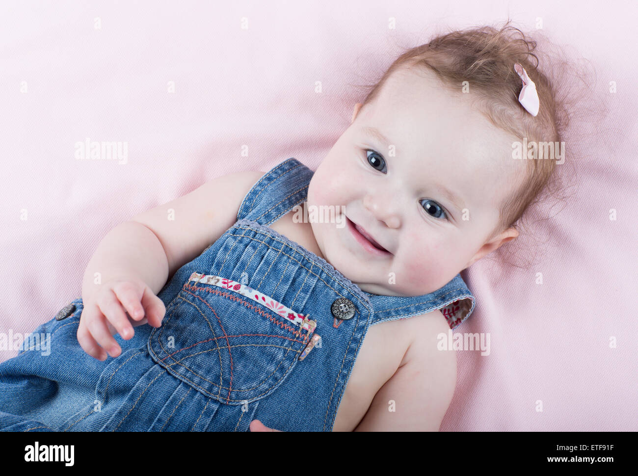Süßeste Babymädchen spielen mit einem bunten mobile Spielzeug Stockfoto