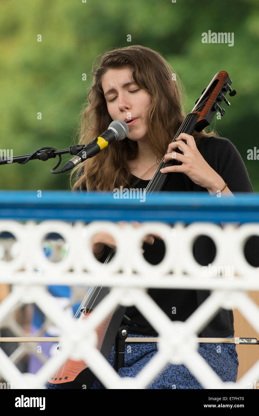 Leamington Spa, Warwickshire, England, UK. 13. Juni 2015. Tully, ein Singer-Songwriter und folk Cellist Ailsa führt auf dem Musikpavillon des Gartens Pumpenraum Leamington Friedensfest. Bildnachweis: Colin Underhill/Alamy Live-Nachrichten Stockfoto