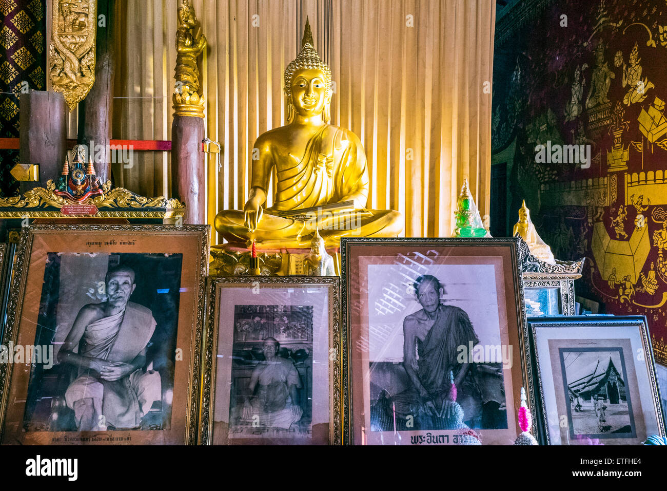 Asien. Thailand, Chiang Mai. Wat Phra Singh Tempel. Alte Bilder von Mönch Würdenträger. Stockfoto