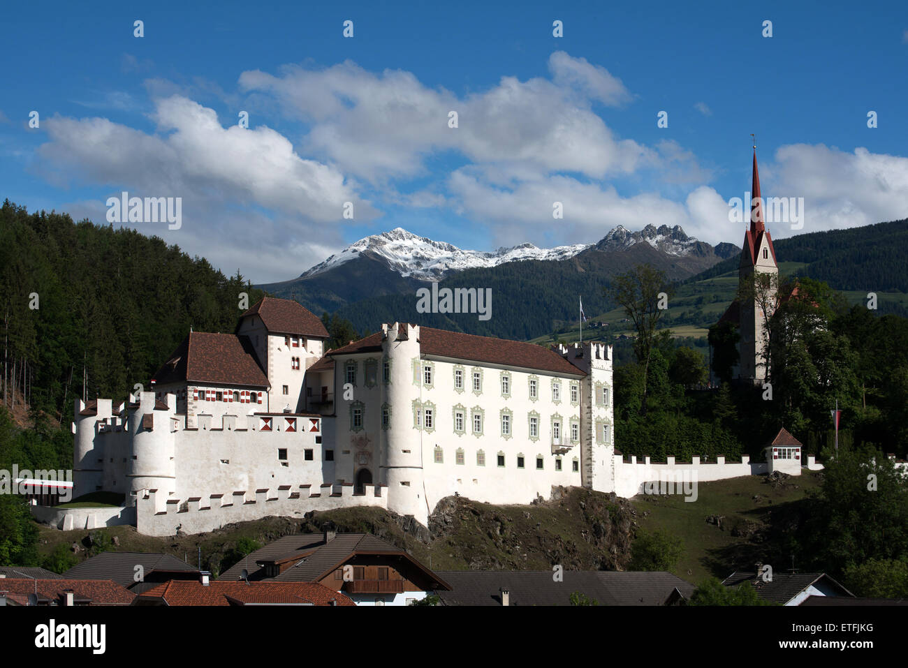 Kirche und Schloss Ehrenburg, Kiens, Puster Tal, Südtirol, Italien, Europa Stockfoto