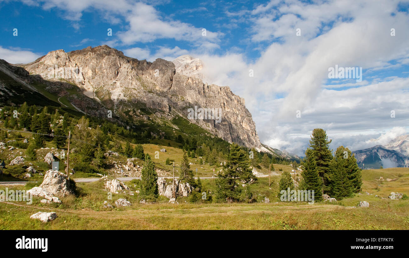 Tal der Ampezzaner und Tofane Berge vom Berg Falzarego pass, Veneto, Italien. Stockfoto