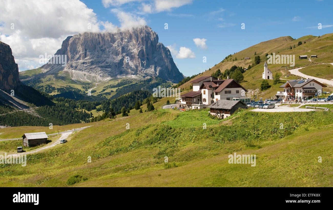 Gardena Mountain Pass und Langkofel Peak in den Dolomiten in Südtirol im Nordosten Italiens. Stockfoto
