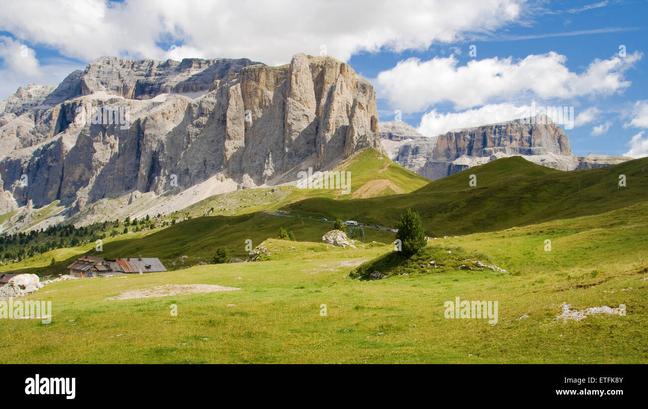 Die Sella-Gruppe, gesehen vom Sellajoch, Dolomiten, Italien. Stockfoto