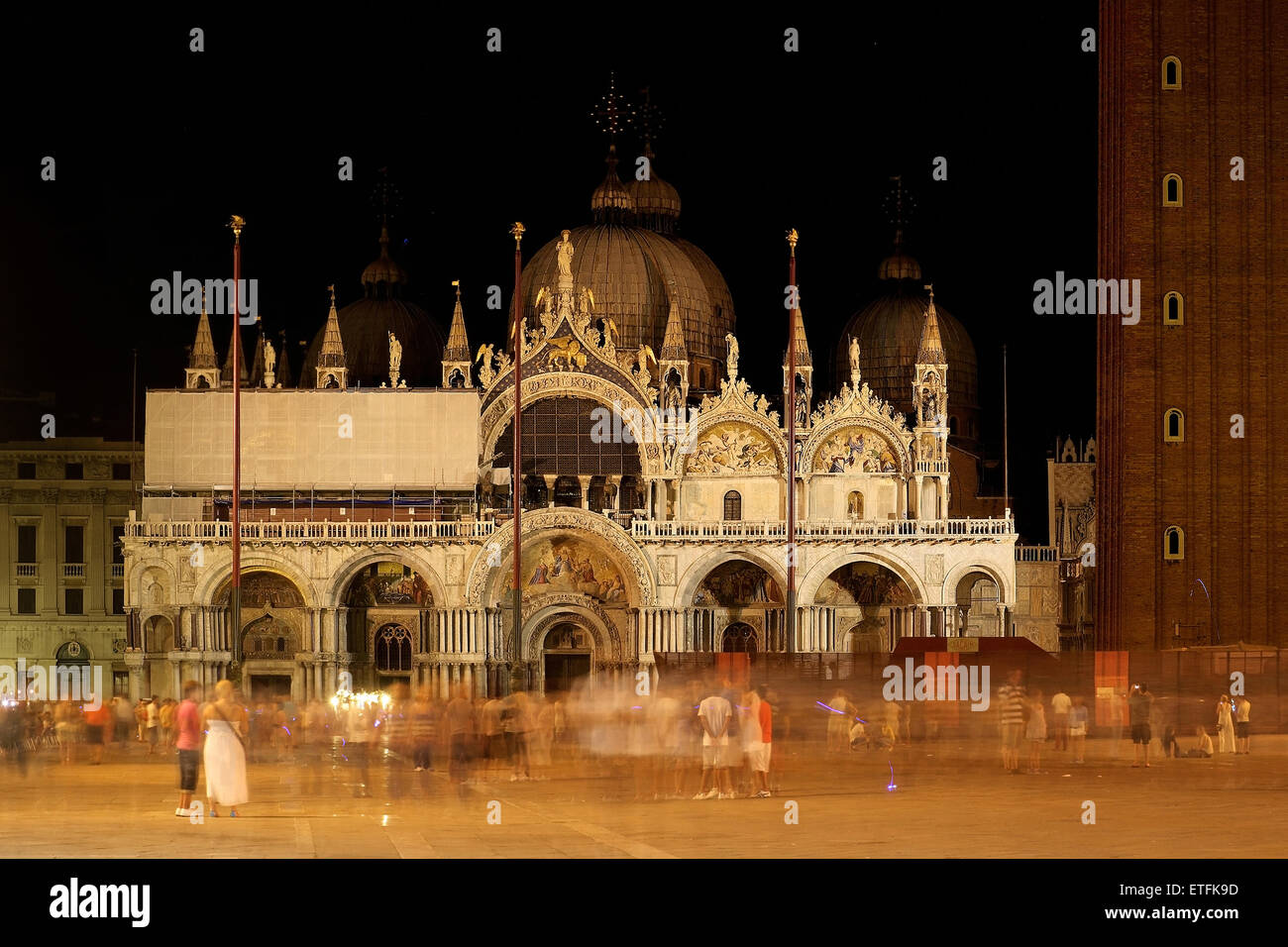 Langzeitbelichtung Bild von den Platz und die Basilika von San Marco in Venedig, Italien, mit Bewegung unscharf Menschen. Stockfoto