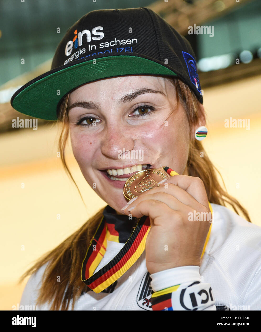 Kristina Vogel im Erdgas 2012-Team posiert mit ihrer Goldmedaille nach dem Gewinn der Frauen Sprint-Wettkampf der deutschen behoben-Rad Radsport Meisterschaften im Velodrom in Berlin, 11. Juni 2015. Foto: ANNEGRET HILSE/dpa Stockfoto