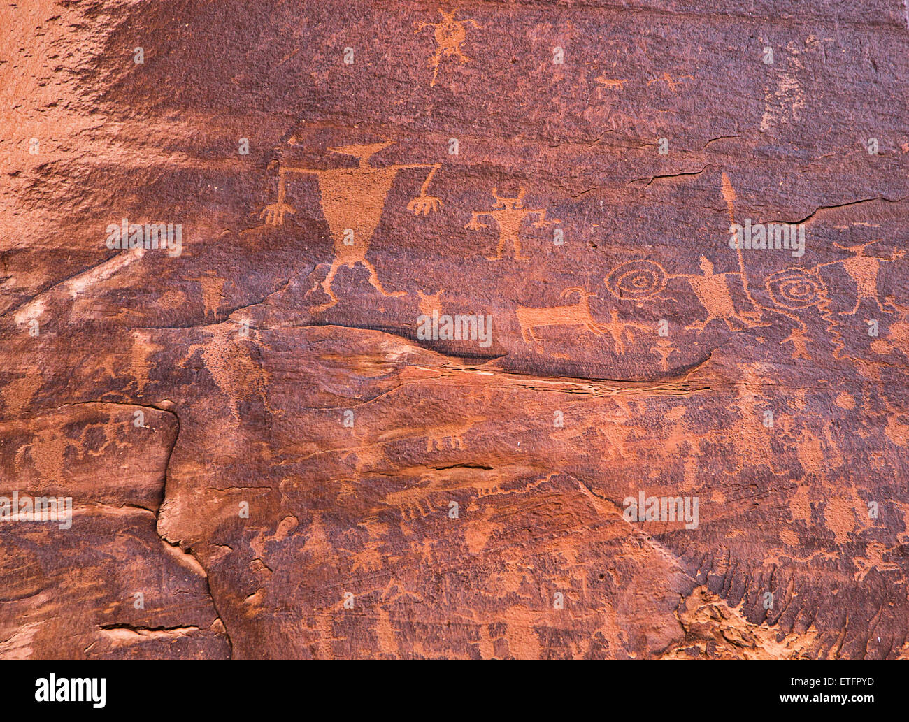 Petroglyphen, Felsmalereien, auch genannt können von jedem Passanten gesehen werden, in den roten Sandstein-Klippen gemeißelt... Stockfoto
