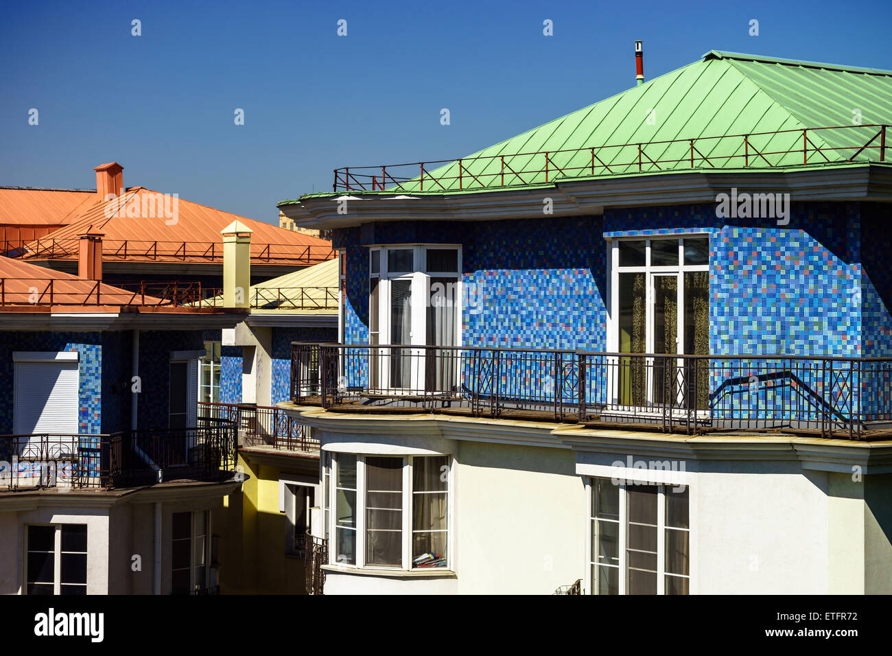 Neue moderne Gebäude für Wohnungen, Moskau, sonnigen Frühlingstag Stockfoto