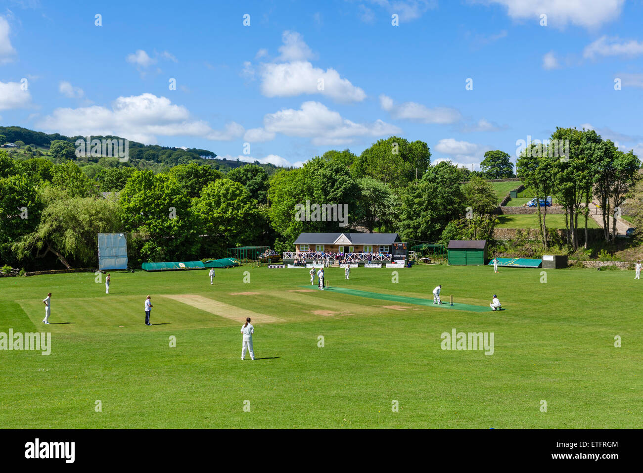 Sonntag Nachmittag cricket im Dorf Low Bradfield, Sheffield District, South Yorkshire, England, UK Stockfoto