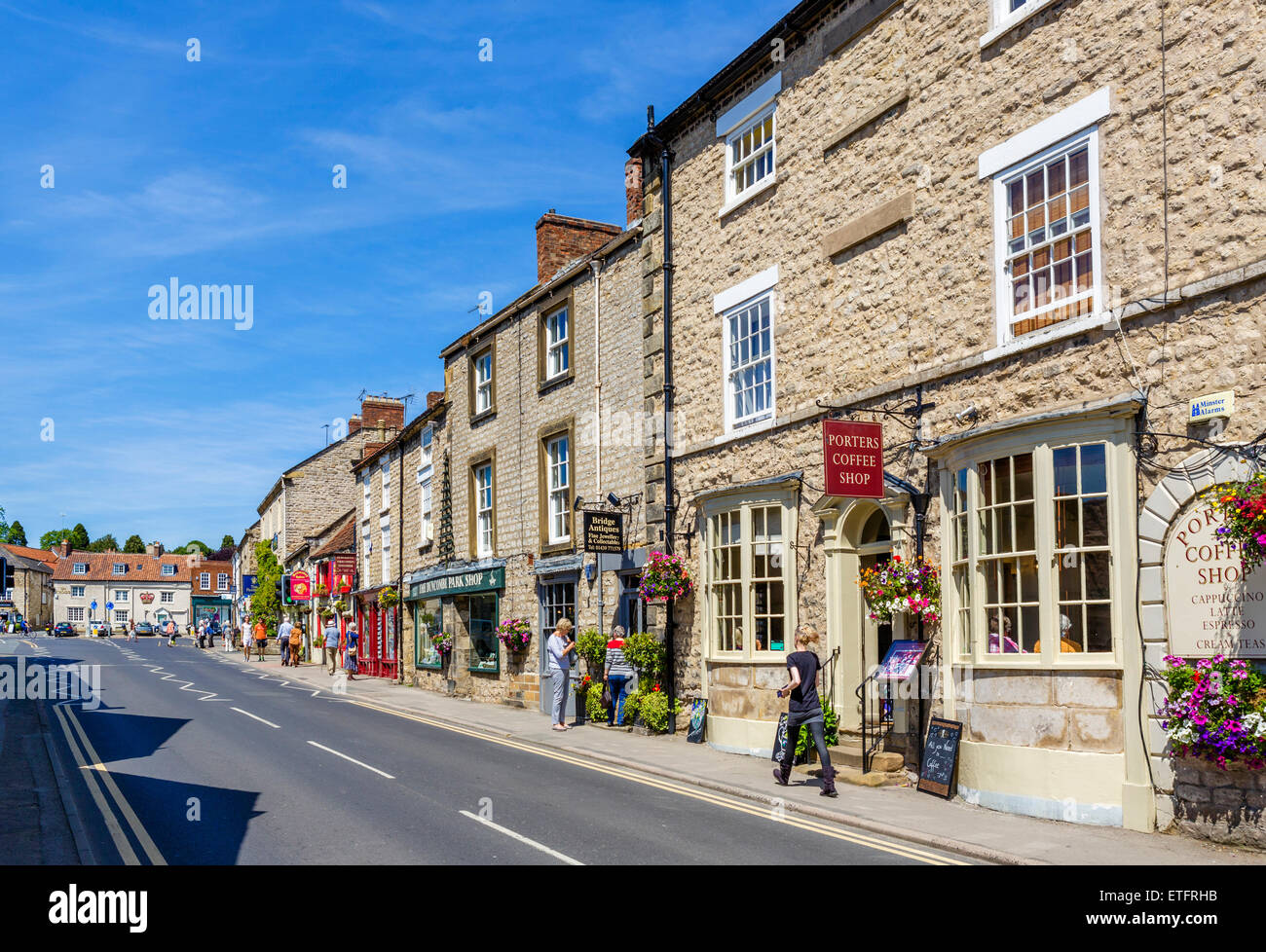 Geschäfte und Cafés an der Bridge Street in Markt Stadt Helmsley, North Yorkshire, England, Großbritannien Stockfoto