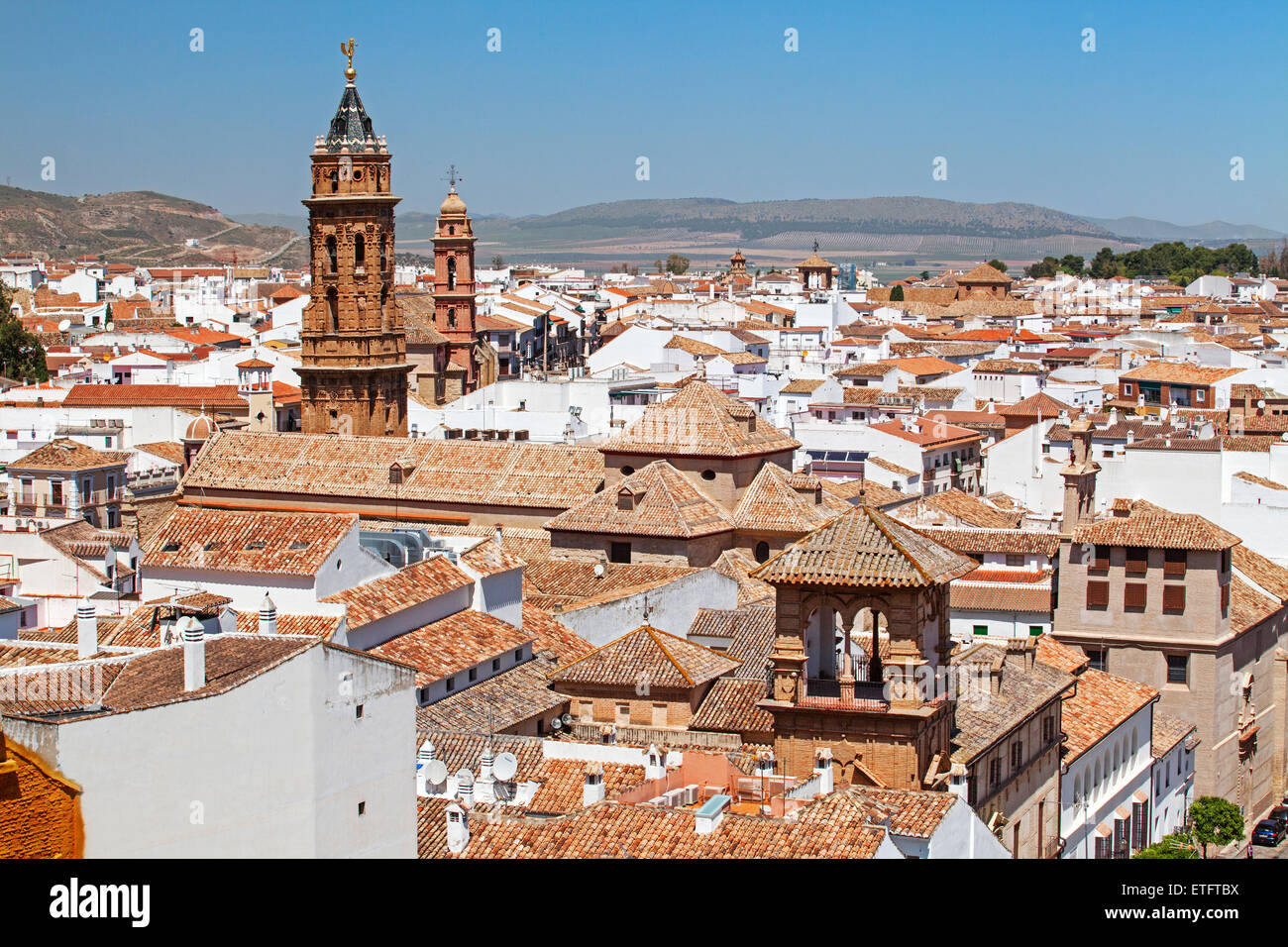 Antequera, Andalusien - ein Blick über die Stadt San Sebastian Kirche mit Glockenturm - Spanien Stockfoto