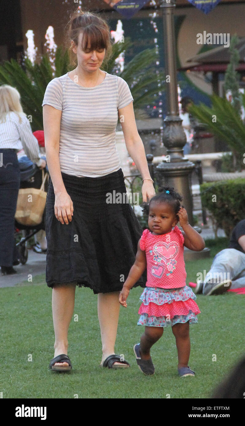 Rosemarie Dewitt Spielt Ihre Tochter Dazwischen Einkauf Bei The Grove Mit Hollywood Rosemarie Dewitt Gracie James Livingston Wo Los Angeles California Vereinigte Staaten Von Amerika Bei 11 Februar 2015 Credit Wenn Com Stockfotografie
