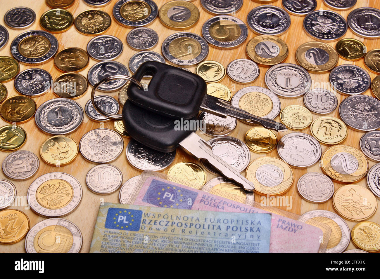 Dokumente-Autoschlüssel und Geld Münze auf den Tisch Stockfoto