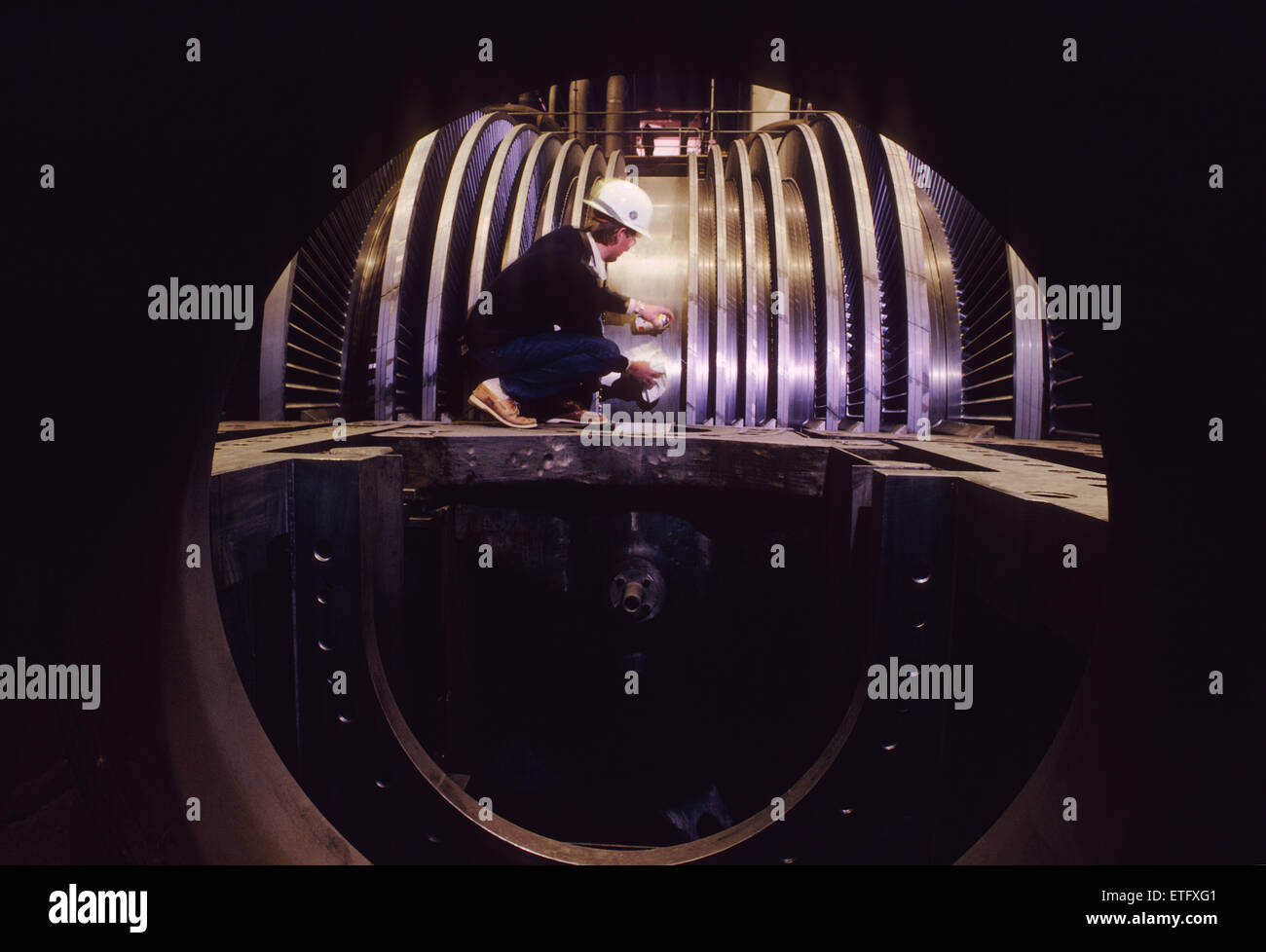 Männliche Ingenieur Inspektion der Turbine-Rotoren in einem Kernkraftwerk Stockfoto