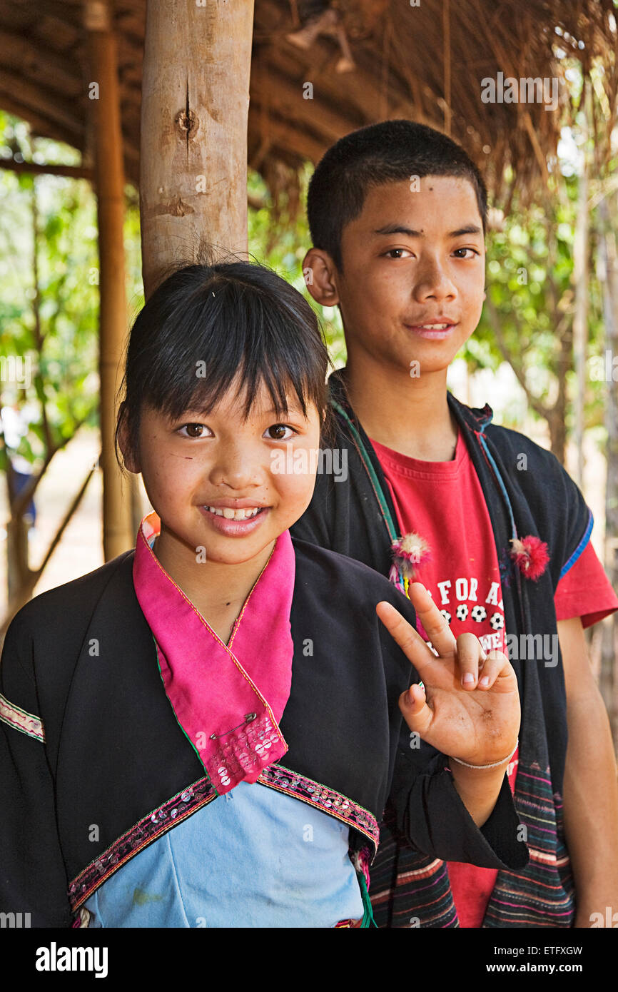 Junge Teens bei der Bergvölker Dorf in der Nähe von Chiang Rai. Stockfoto