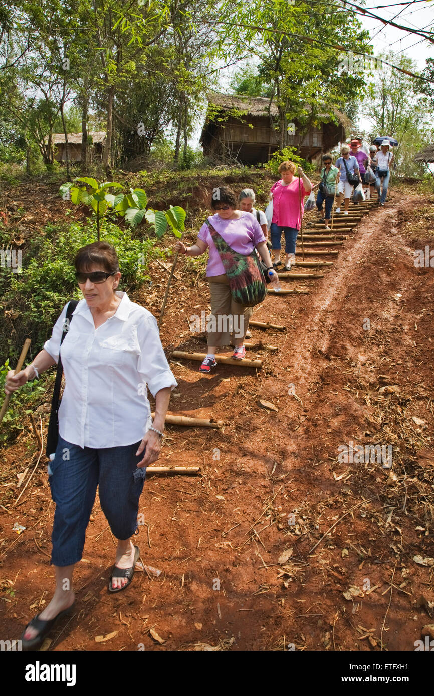 Touristen zu navigieren Schritte in der Hügel-Stämme-Siedlung in der Nähe von Chaing Rai. Stockfoto