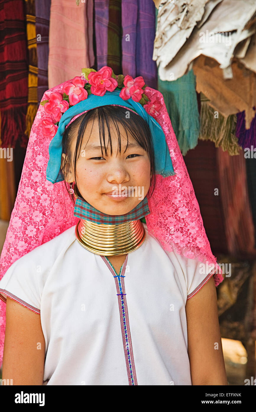 Eine Langhals-Frau in der Bergstämme-Siedlung in der Nähe von Chiang Rai. Stockfoto