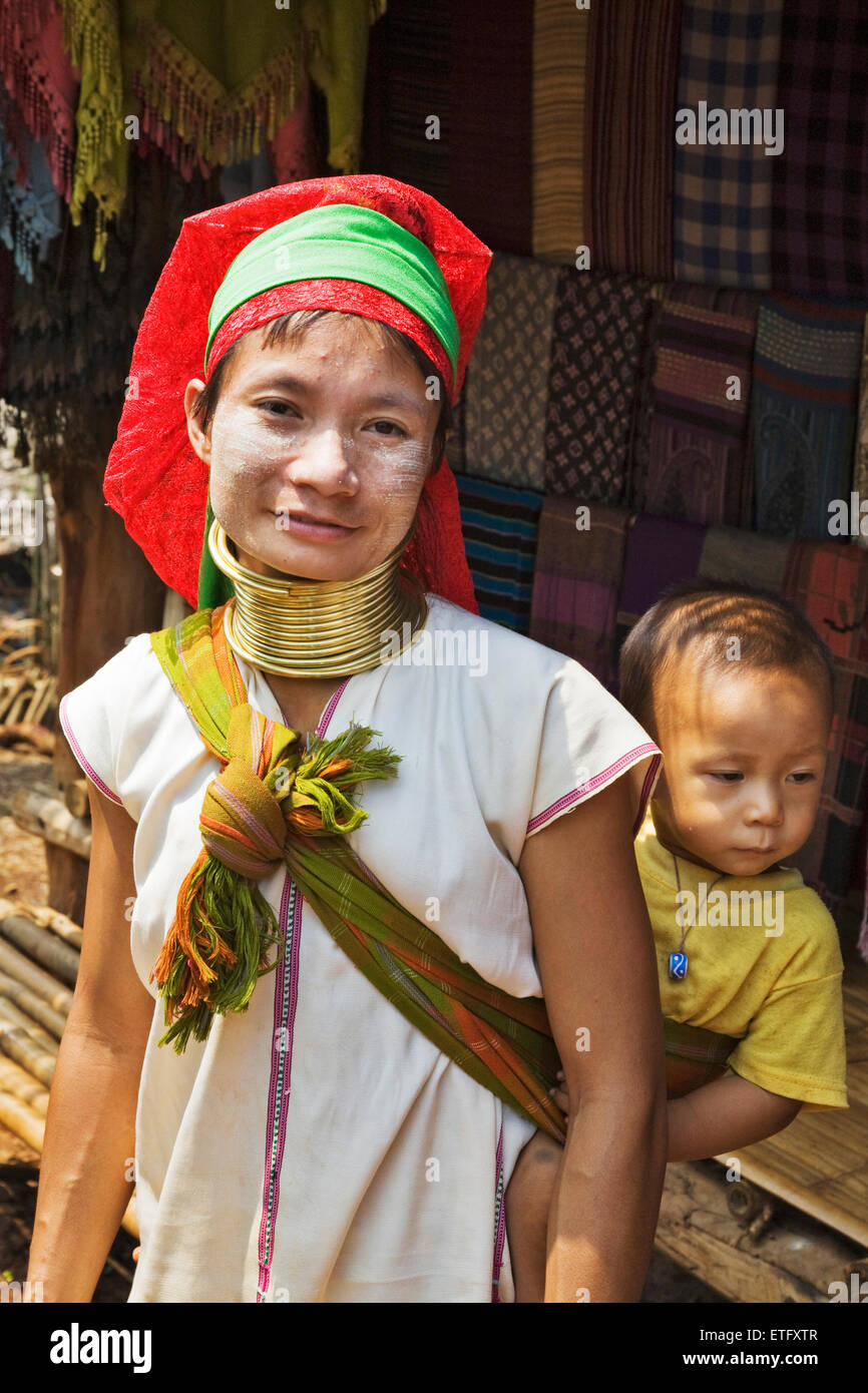 Einen Langhals-Frau und ihr Kind in der Bergstämme-Siedlung in der Nähe von Chiang Rai. Stockfoto