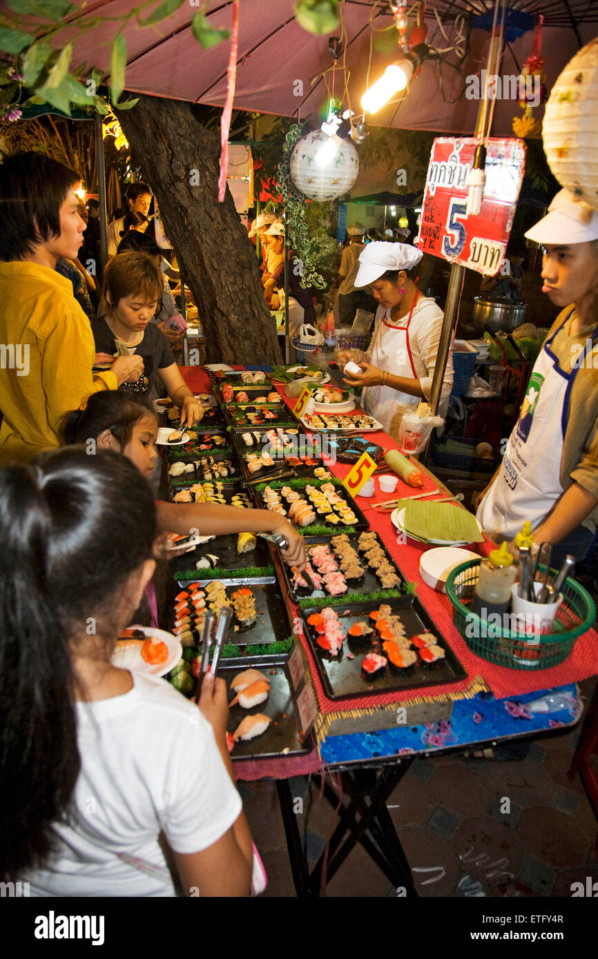 Suppen-Anbieter und ihre Kunden auf dem Nachtmarkt in Chiang Mai. Stockfoto