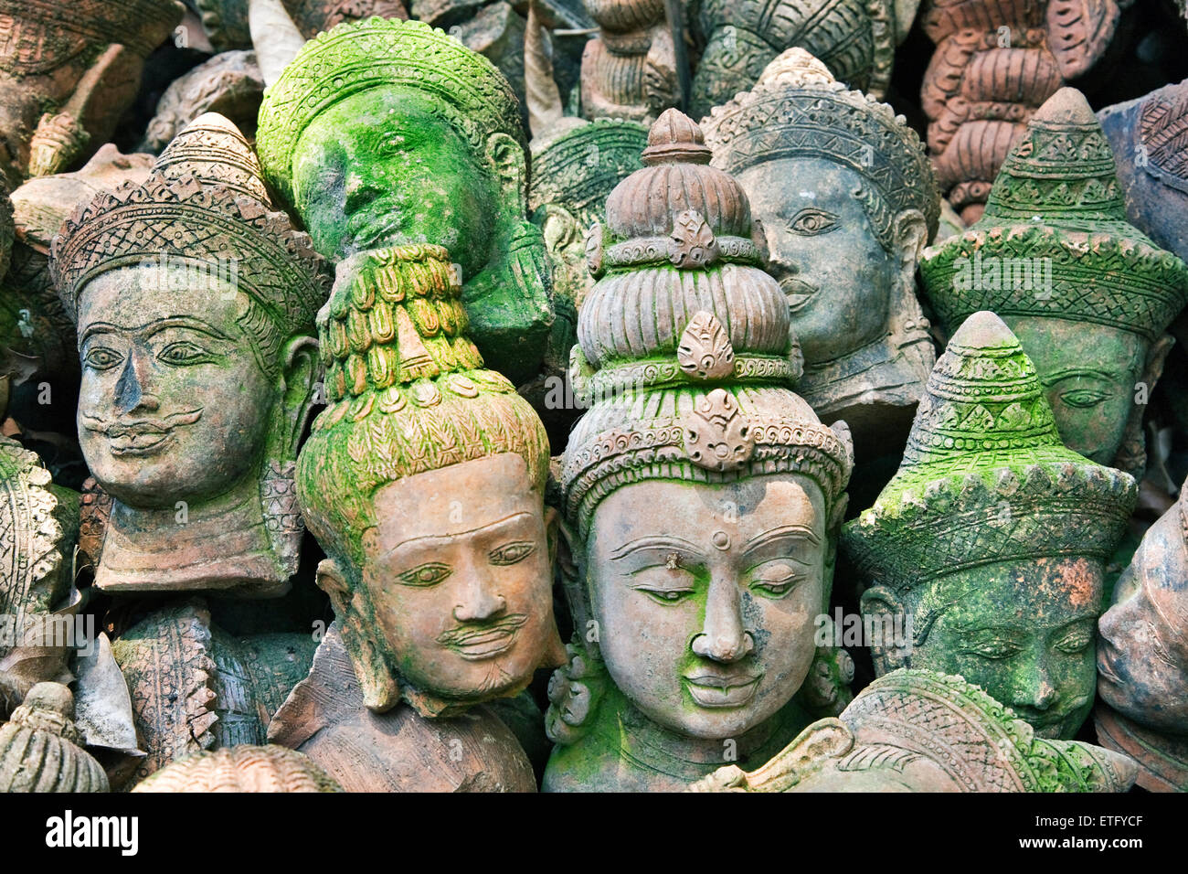 Eine Gruppe von Terra Cottta, die Buddha-Figuren alle Blick in eine andere Welt scheinen. Stockfoto