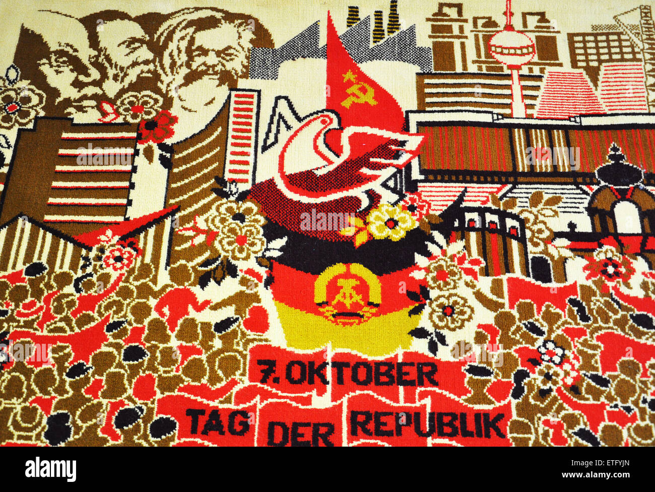 Teppich zum Gedenken an die Gründung der DDR am 7. Oktober 1949 in der  Stasi-Museum, Lichtenberg, Berlin, Deutschland Stockfotografie - Alamy