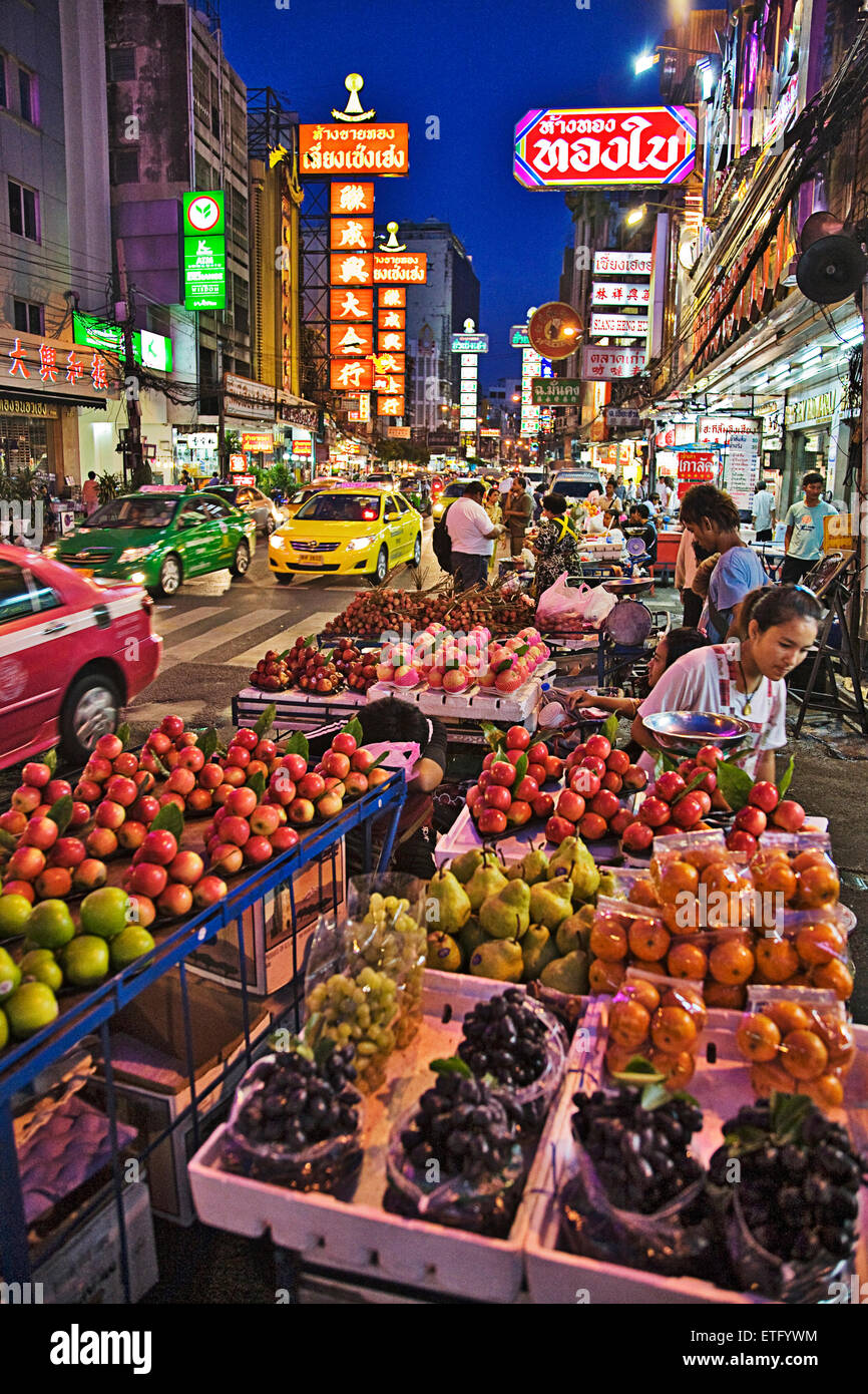 Der Lebensmittelmarkt in der Nacht in Chinatown in Bangkok. Stockfoto