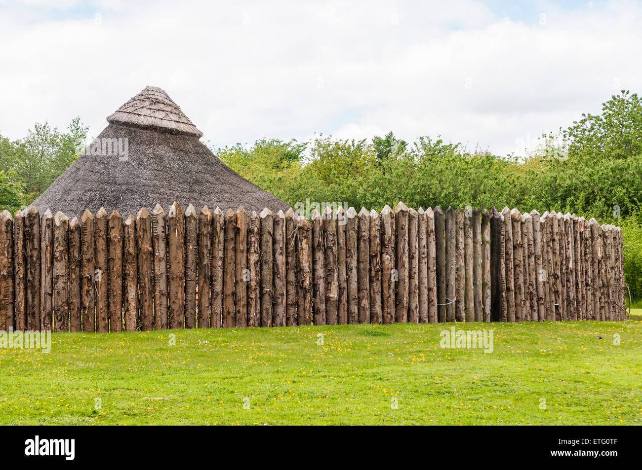 Eine Replik Eisenzeit Wohnung, sitzt hergestellt aus Weide, Hazel und Stroh, hinter einem Schutzzaun Stockfoto