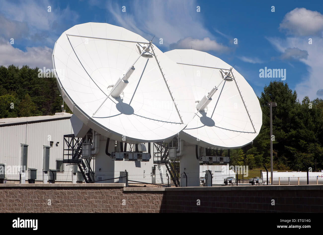 Kabel-TV-Satelliten-System Gerichte bei der Firma Directv in Littleton, New Hampshire, USA weisen auf Telekommunikations-Satelliten. Stockfoto