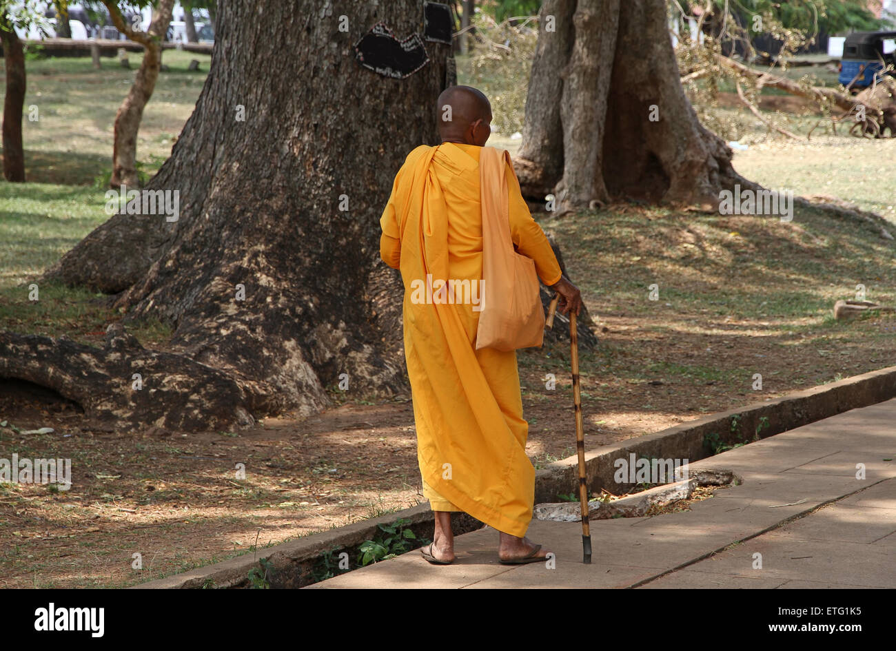 Ein alter Mönch ist auf der Straße Fuß. Stockfoto