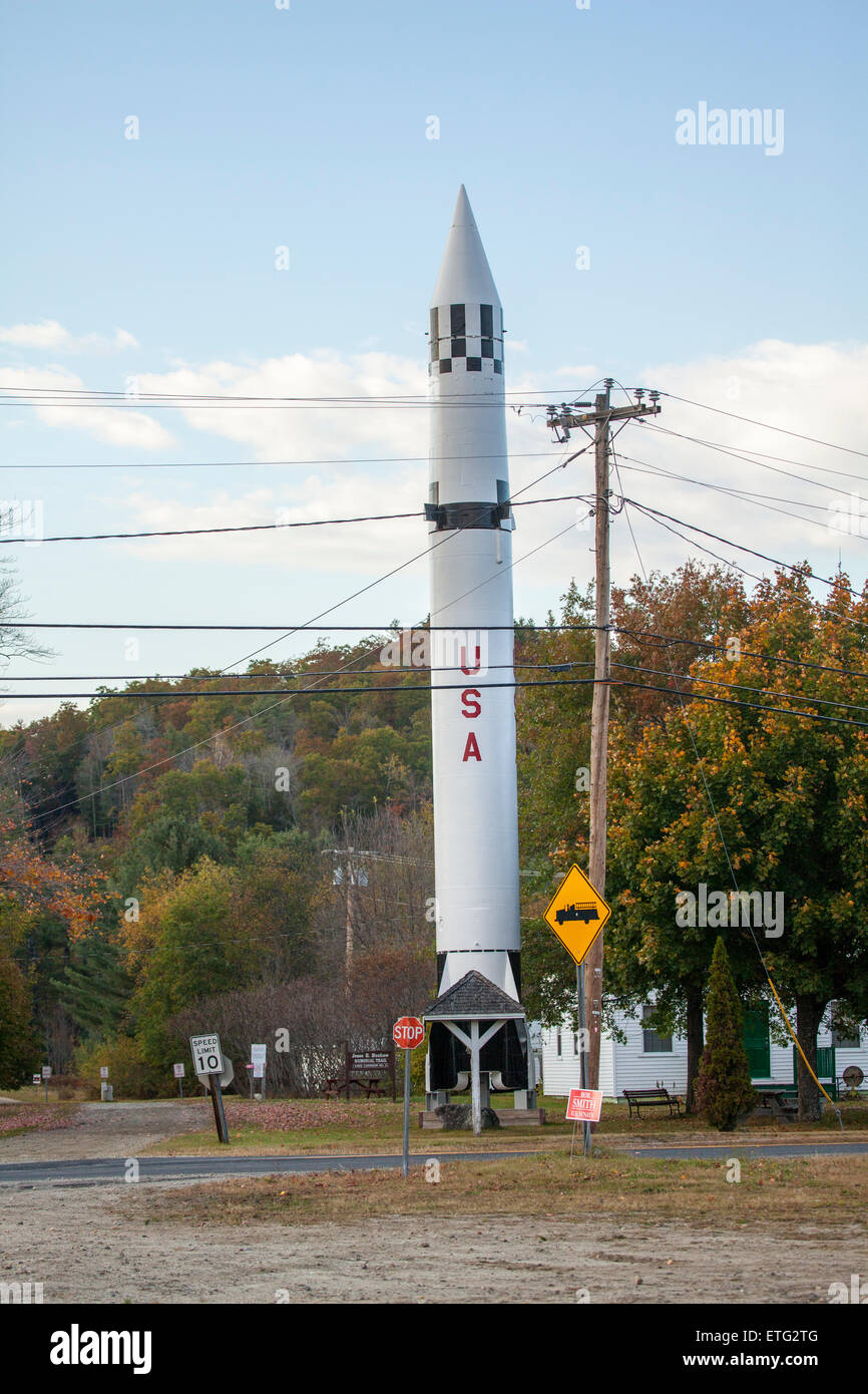 Ein PGM-11 Redstone ballistische Flugkörper Wahrzeichen steht im Zentrum von Warren, New Hampshire. Stockfoto