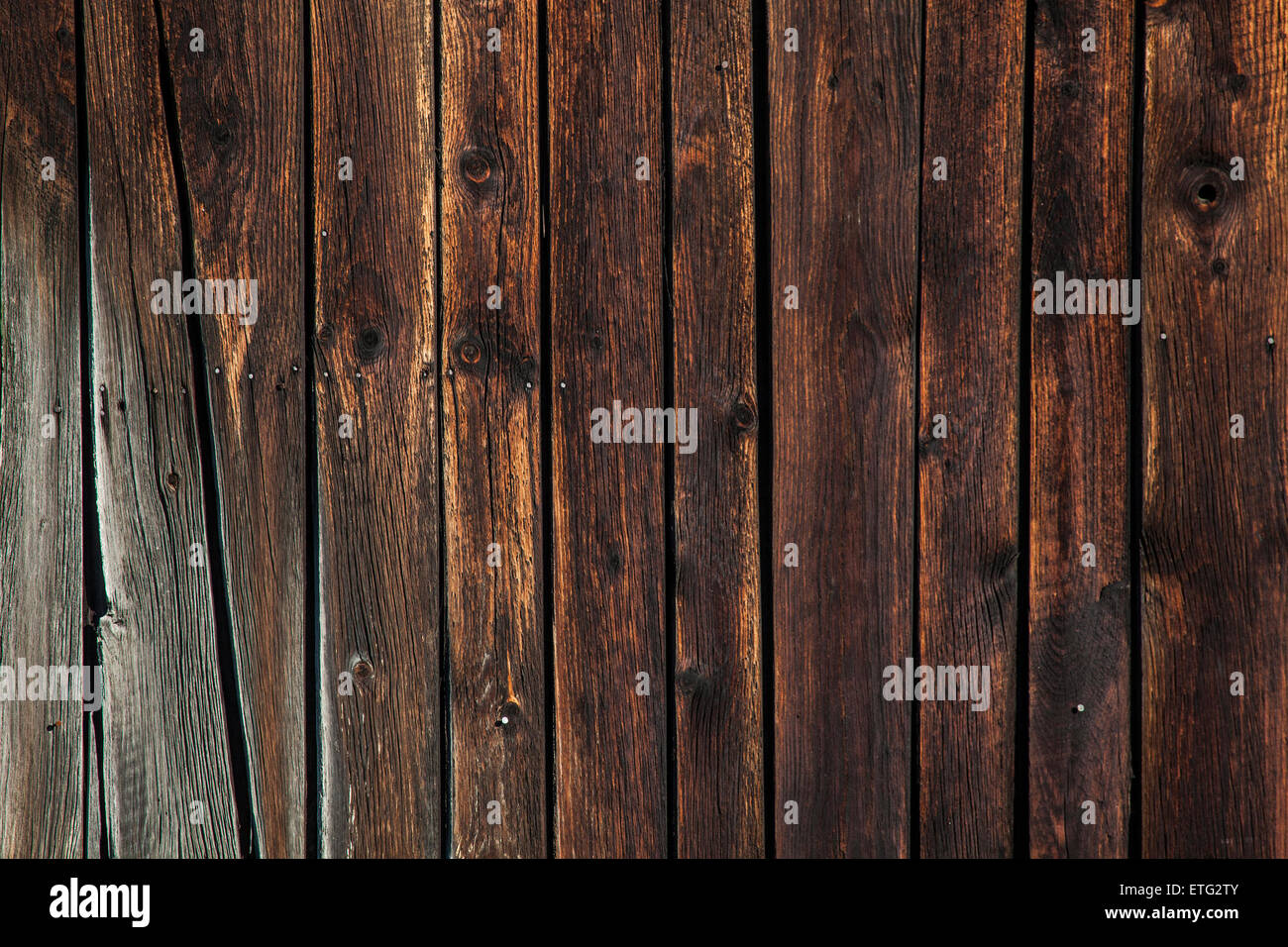 Strukturiert und dunklen braunen vertikalen Scheune Bretter. Stockfoto