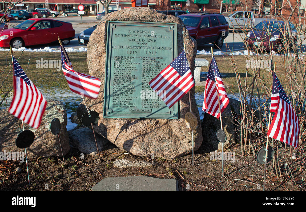 Amerikanische Flaggen stehen eine Bronzetafel, die Namen zu Ehren der gefallene Soldaten des 1. Weltkrieges aus North Conway, New Hampshire. Stockfoto