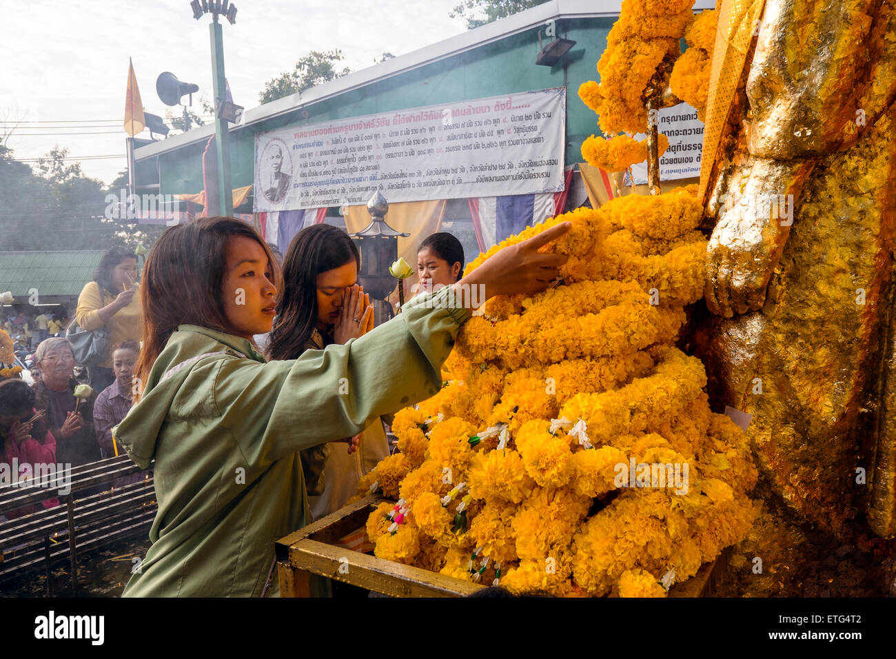 Asien. Thailand, Chiang Mai. Gläubige beten im Tempel. Stockfoto