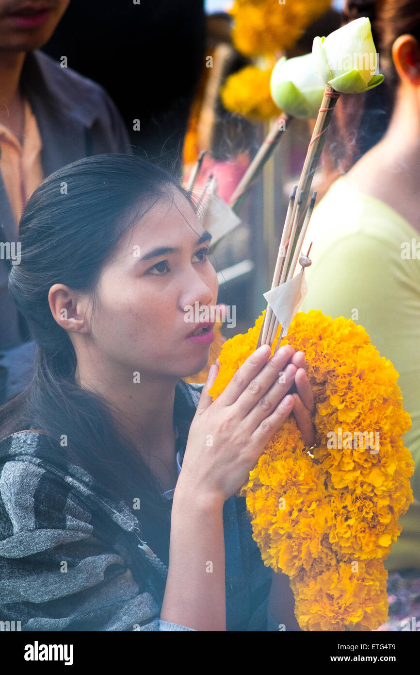 Asien. Thailand, Chiang Mai. Frau beten. Stockfoto